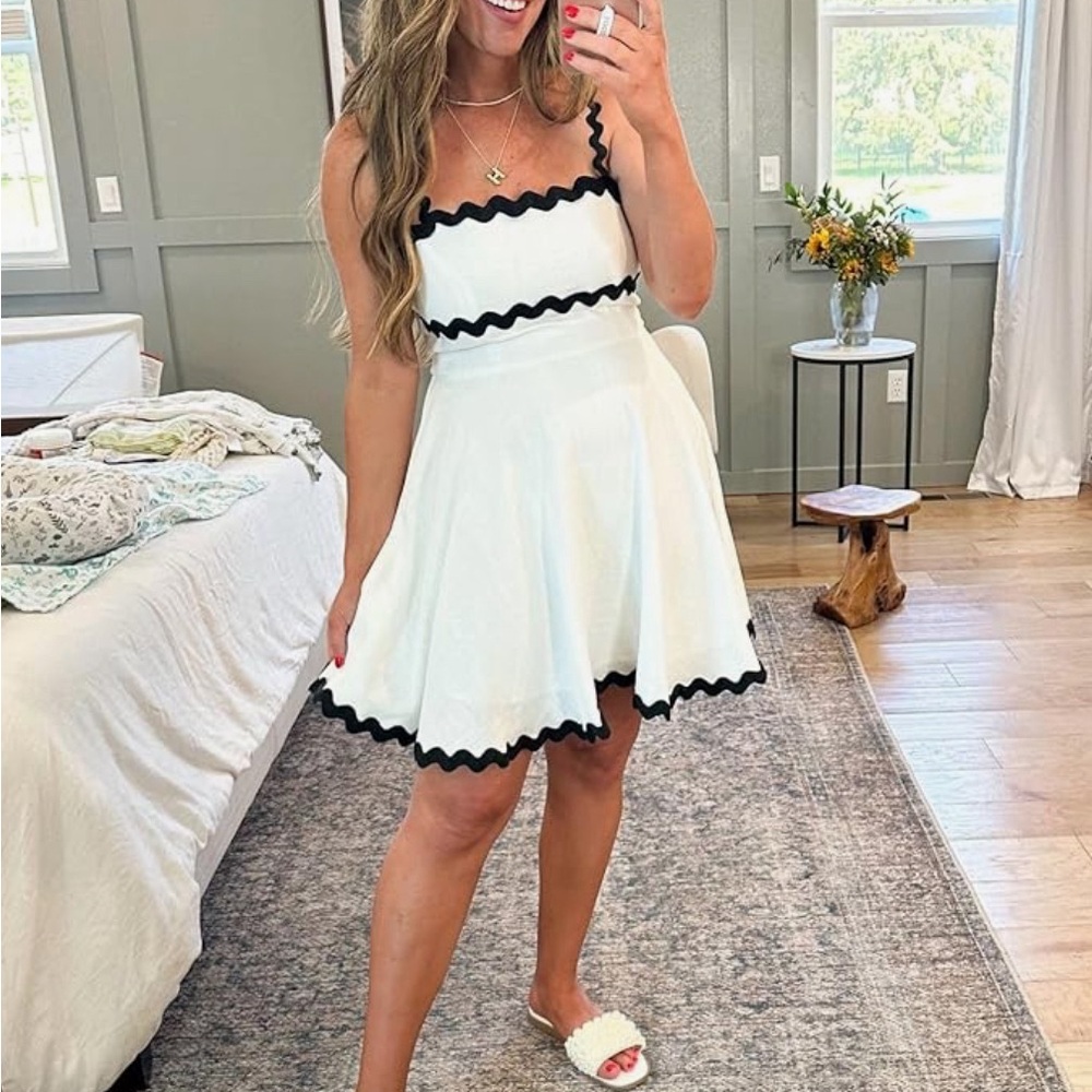 Black and White Pleated Sundress with Square Neck and Sleeveless Design